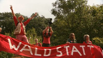 Waldführer Michael Zobel an der Roten Linie. Michael Zobel, bekannt wegen seiner monatlichen Waldführungen durch den Hambacher Forst feiert den Erfolg der Aktion "Rote Linie" im August 2017.